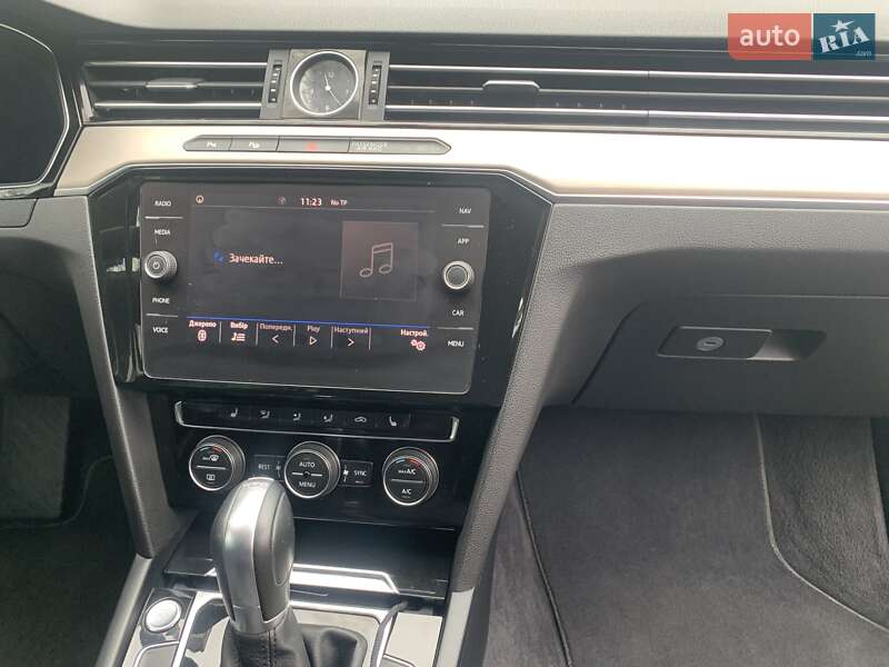 Универсал Volkswagen Passat 2017 в Киеве