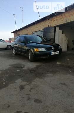 Седан Volkswagen Passat 1996 в Радехове