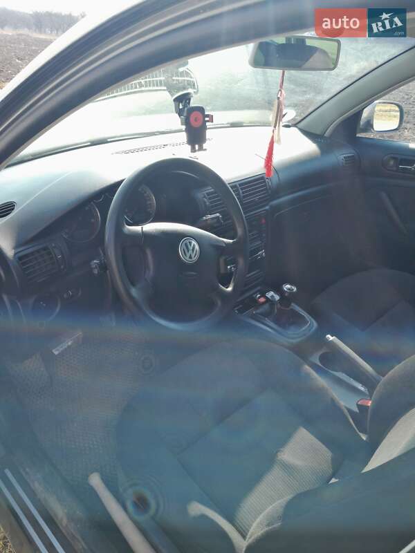 Универсал Volkswagen Passat 2003 в Хотине