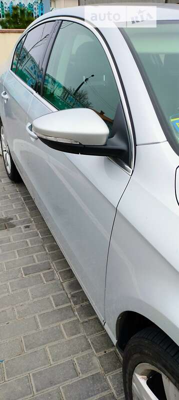 Седан Volkswagen Passat 2012 в Ужгороде