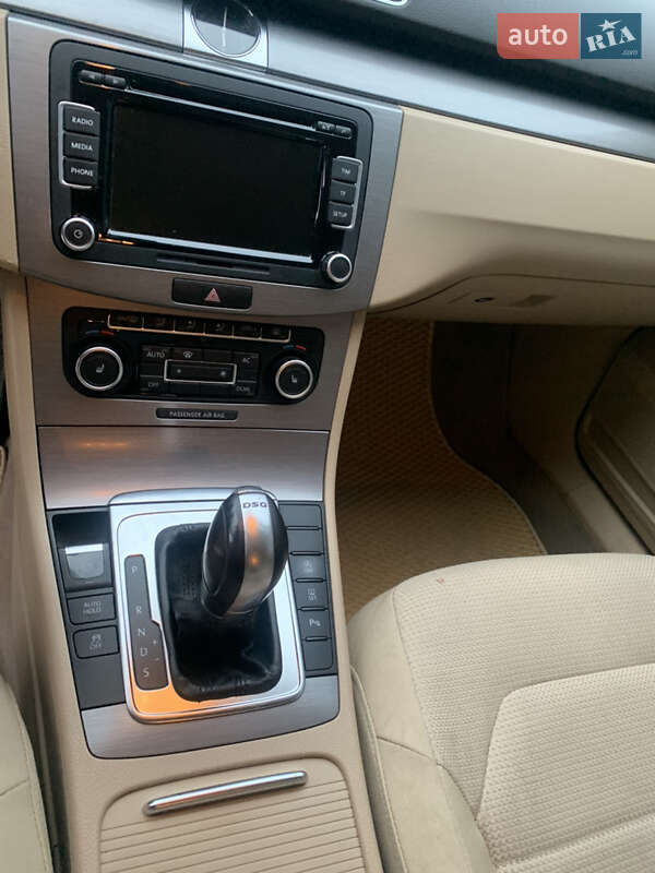 Седан Volkswagen Passat 2011 в Хусте