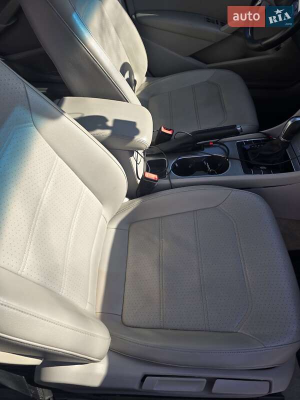 Седан Volkswagen Passat 2014 в Ивано-Франковске
