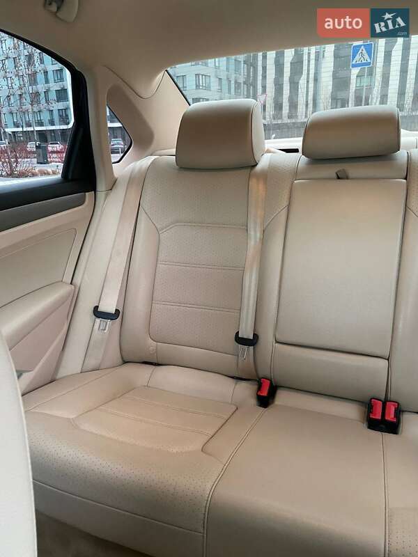 Седан Volkswagen Passat 2013 в Києві