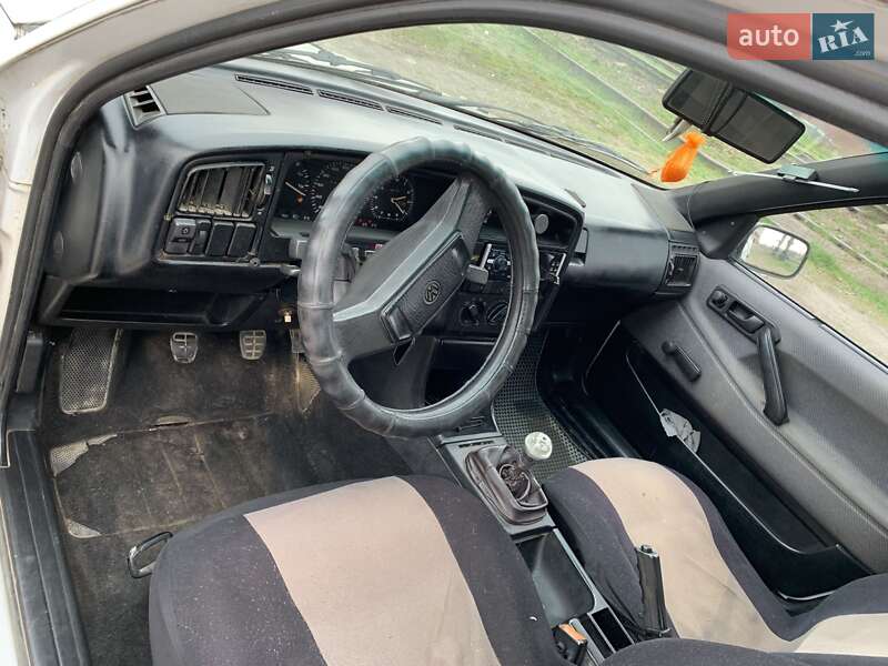 Седан Volkswagen Passat 1988 в Виноградові