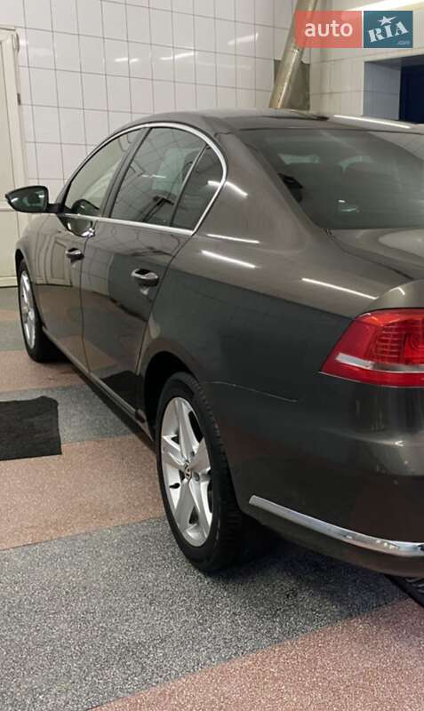 Седан Volkswagen Passat 2013 в Ровно
