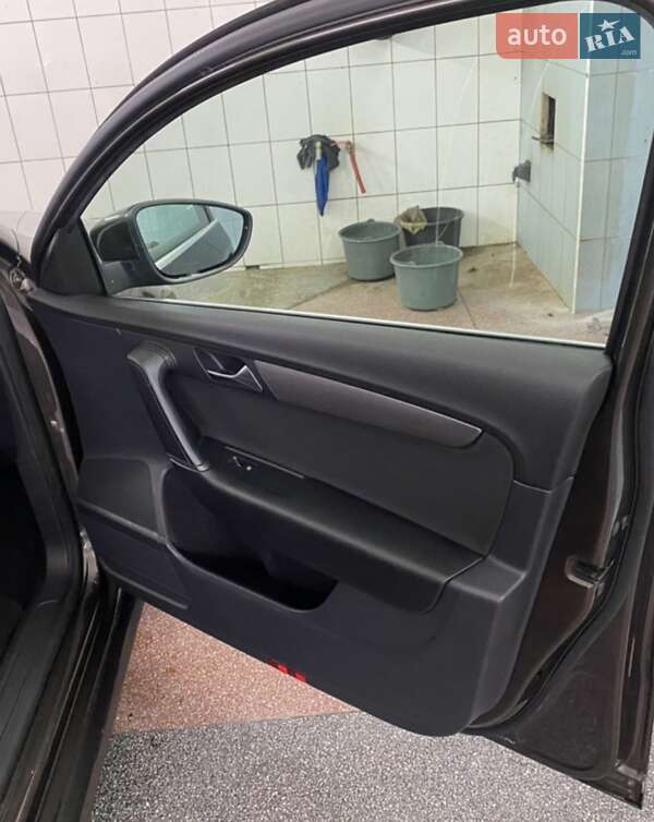 Седан Volkswagen Passat 2013 в Ровно