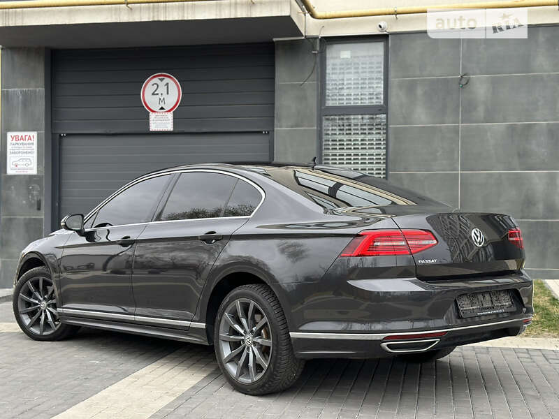 Седан Volkswagen Passat 2018 в Львове