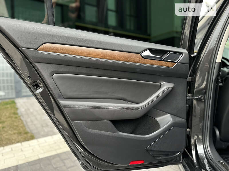 Седан Volkswagen Passat 2018 в Львове