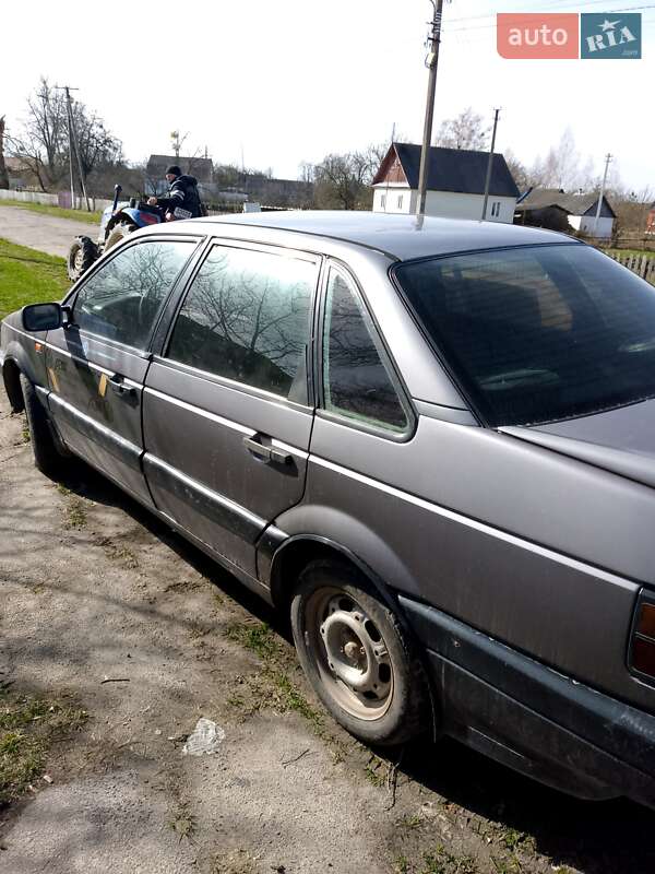 Седан Volkswagen Passat 1993 в Олевську