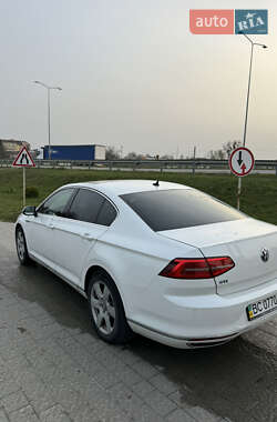Седан Volkswagen Passat 2015 в Львове