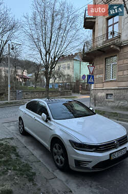 Седан Volkswagen Passat 2015 в Львове