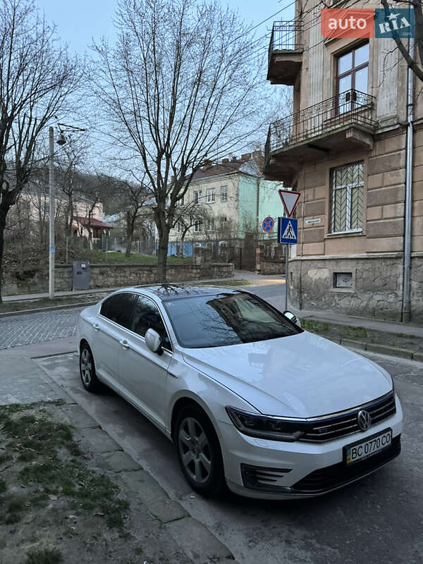 Седан Volkswagen Passat 2015 в Львове