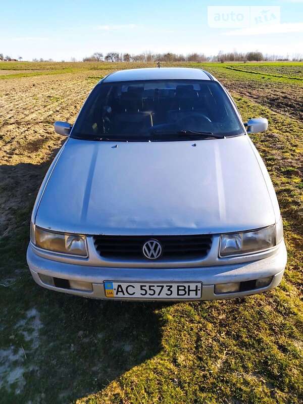 Седан Volkswagen Passat 1995 в Луцьку