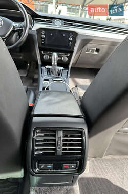 Седан Volkswagen Passat 2015 в Львове