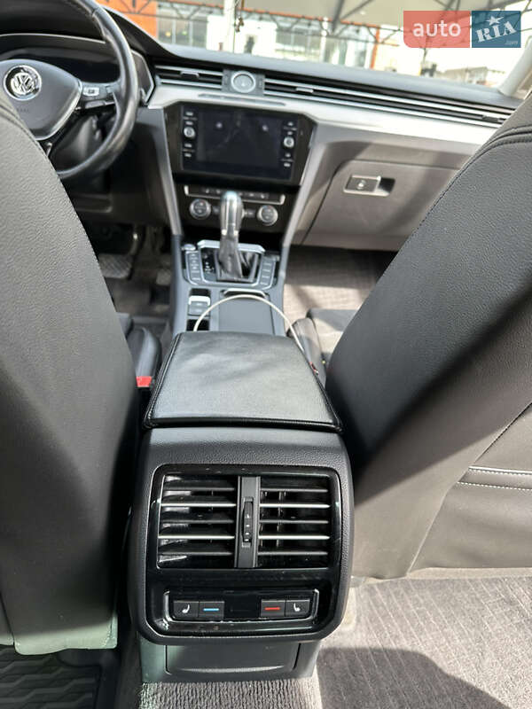 Седан Volkswagen Passat 2015 в Львове