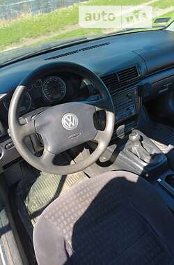 Универсал Volkswagen Passat 2002 в Лугинах