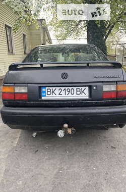 Седан Volkswagen Passat 1989 в Остроге