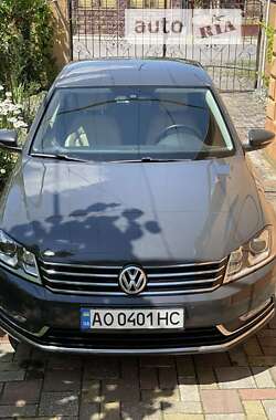 Седан Volkswagen Passat 2013 в Ужгороді