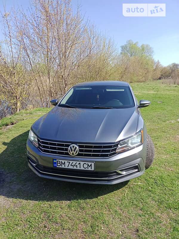 Седан Volkswagen Passat 2017 в Ромнах