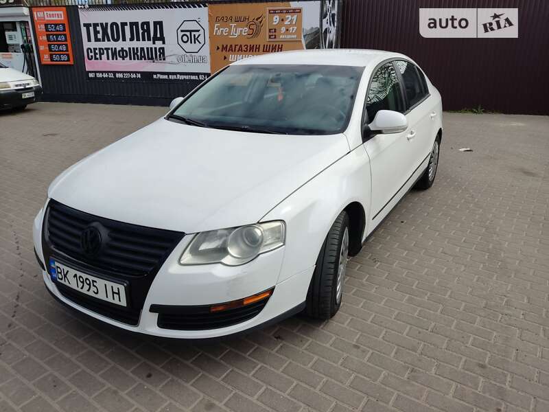 Седан Volkswagen Passat 2010 в Ровно