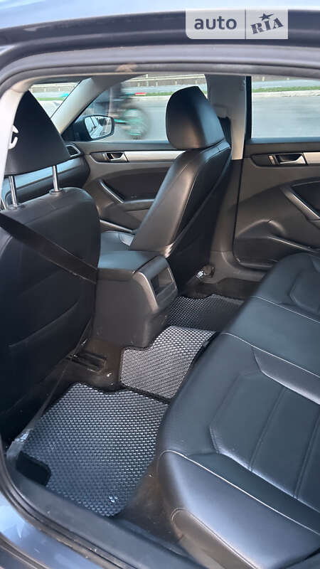 Седан Volkswagen Passat 2015 в Ромнах