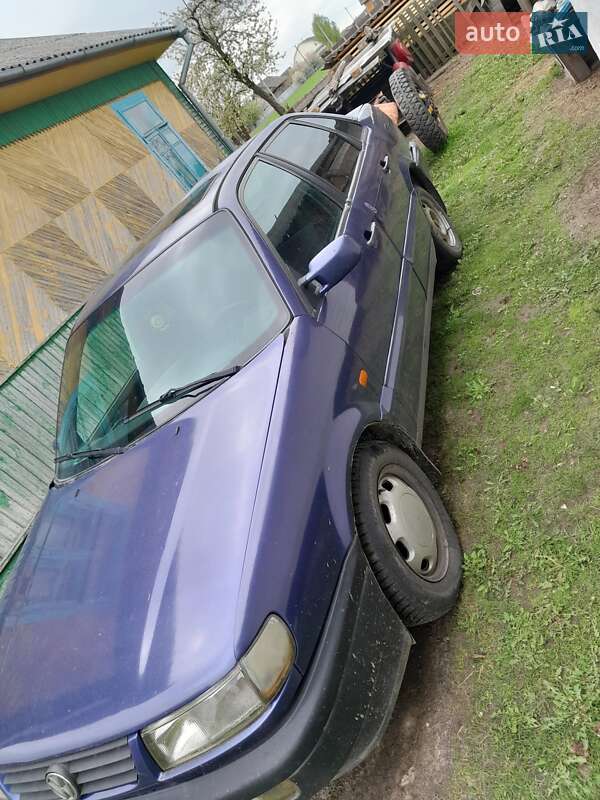 Седан Volkswagen Passat 1995 в Березному