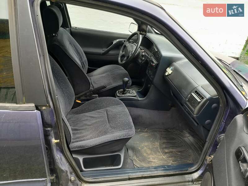 Седан Volkswagen Passat 1995 в Березному