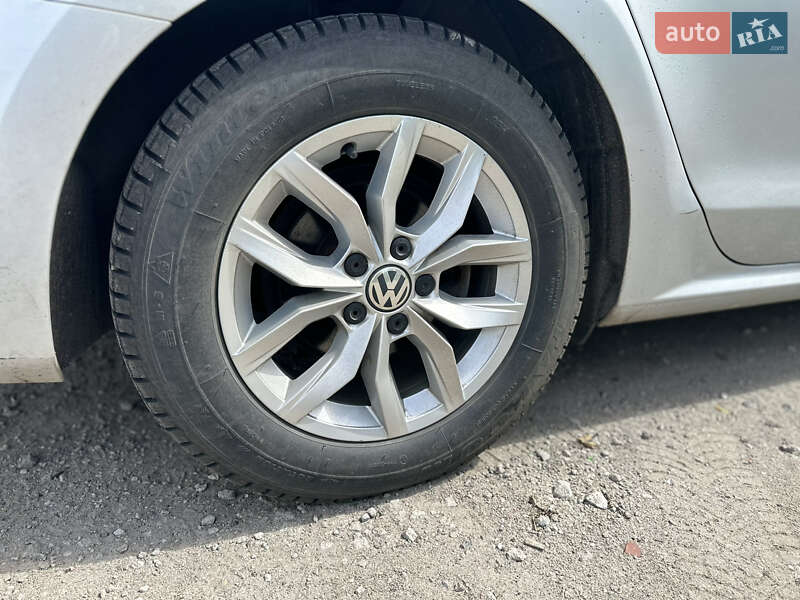 Седан Volkswagen Passat 2018 в Киеве