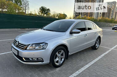 Седан Volkswagen Passat 2011 в Киеве