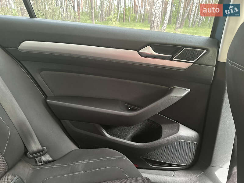 Седан Volkswagen Passat 2014 в Дубровице