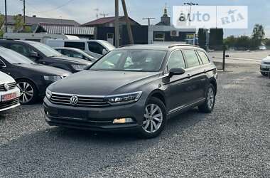 Универсал Volkswagen Passat 2015 в Староконстантинове