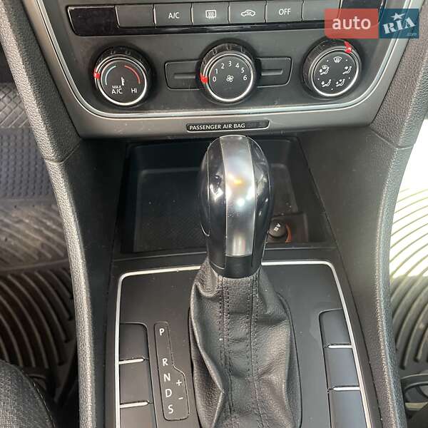 Седан Volkswagen Passat 2014 в Львове