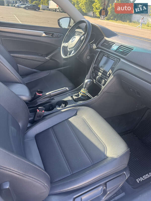Седан Volkswagen Passat 2016 в Ровно