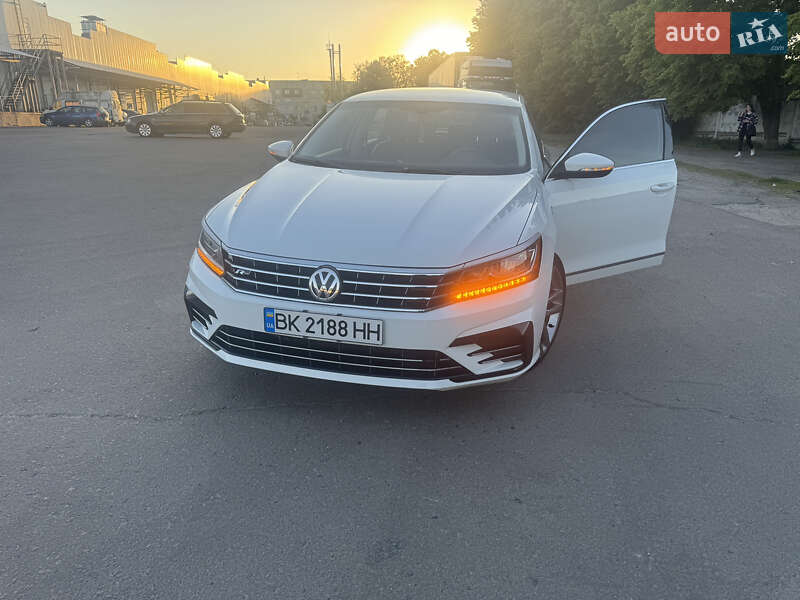 Седан Volkswagen Passat 2016 в Ровно