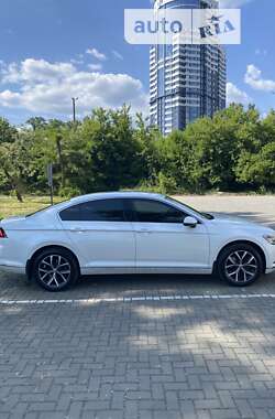 Седан Volkswagen Passat 2018 в Киеве