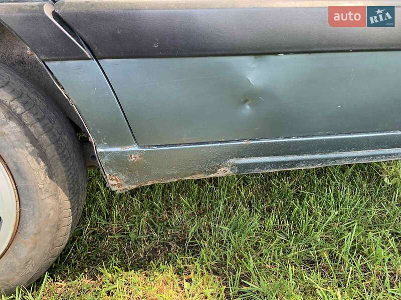 Седан Volkswagen Passat 1988 в Бродах