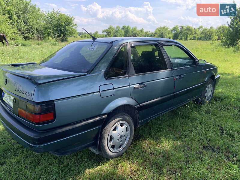 Седан Volkswagen Passat 1988 в Бродах
