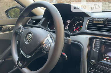 Седан Volkswagen Passat 2016 в Днепре