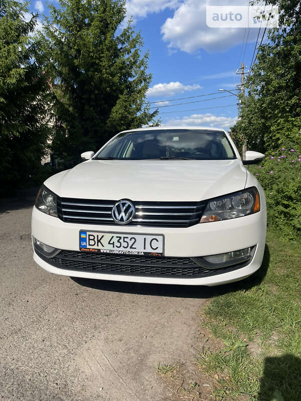 Седан Volkswagen Passat 2015 в Ровно