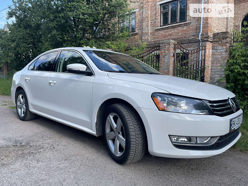 Седан Volkswagen Passat 2015 в Ровно