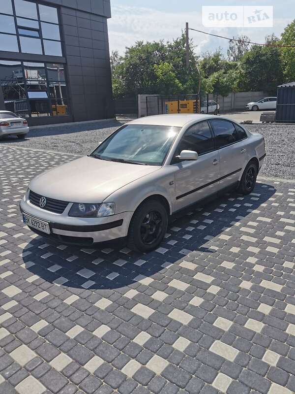 Седан Volkswagen Passat 1999 в Шепетівці