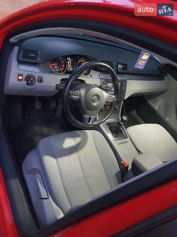 Универсал Volkswagen Passat 2010 в Ивано-Франковске