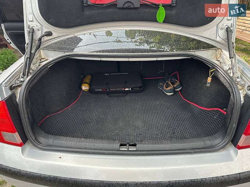 Седан Volkswagen Passat 1998 в Нововолынске