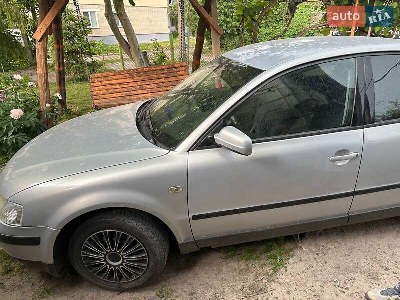 Седан Volkswagen Passat 1998 в Нововолынске