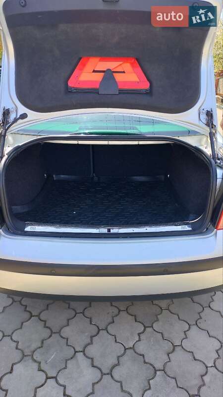 Седан Volkswagen Passat 2003 в Кривом Роге