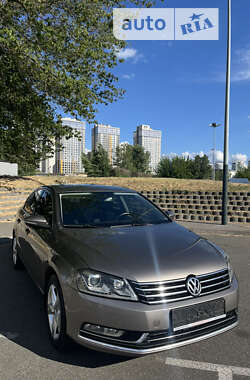 Седан Volkswagen Passat 2012 в Киеве