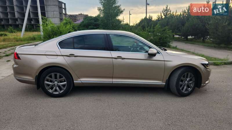 Седан Volkswagen Passat 2015 в Долинській