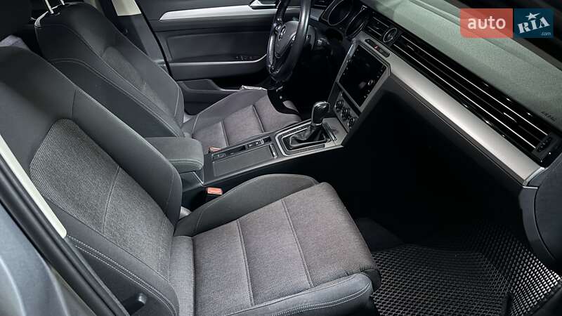 Универсал Volkswagen Passat 2018 в Киеве