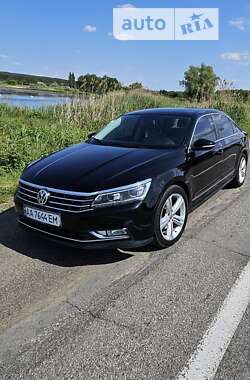 Седан Volkswagen Passat 2016 в Киеве