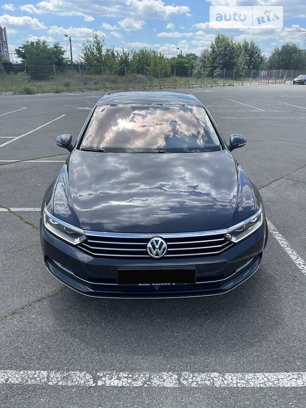 Седан Volkswagen Passat 2018 в Киеве